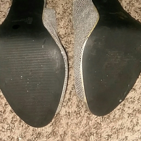 Silver heels - Picture 2 of 4